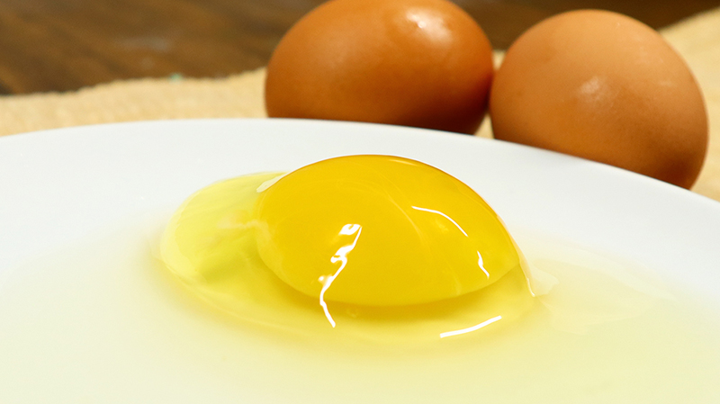 卵の黄身の色は、やや白色に近い色をしています。これは鶏の餌にお米を使用しているからです。