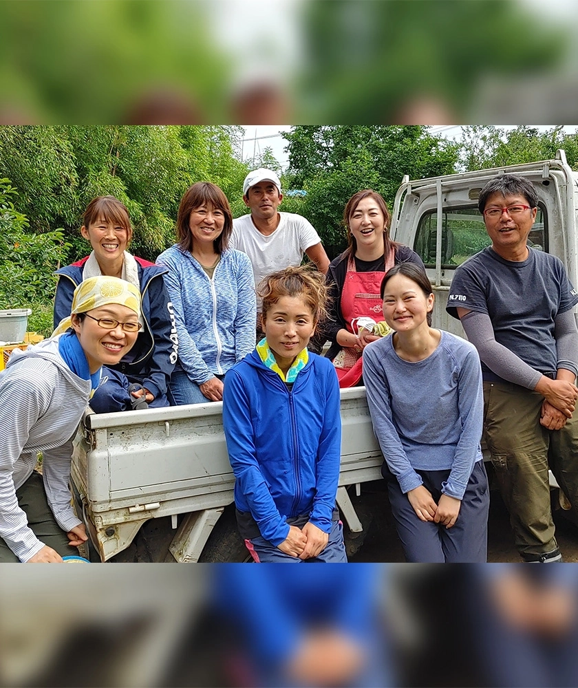 みろく農場で働くメンバーの写真です