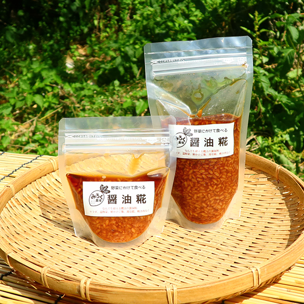 醤油麹はやや細長いパックに入っていて、開封後は袋のチャックを閉めて冷蔵保存ができます。