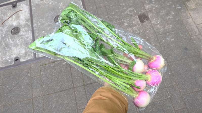 葉が綺麗であれば、葉付きで提供します。そうでなければ、葉を切って胚軸のみの提供になります。