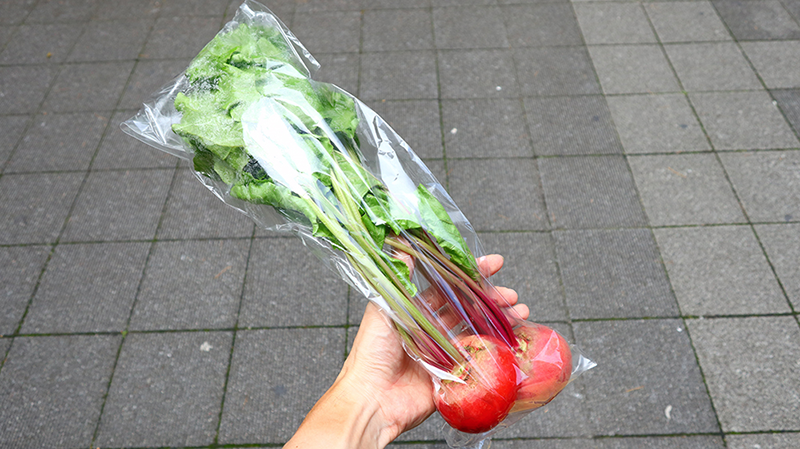 葉の状態により、葉付きで販売することがあります。葉の部分を切って胚軸のみの販売もあります。