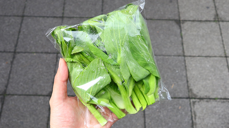 チンゲン奈花は茎の部分から切りって袋に入れています。葉や茎も料理に使えます。