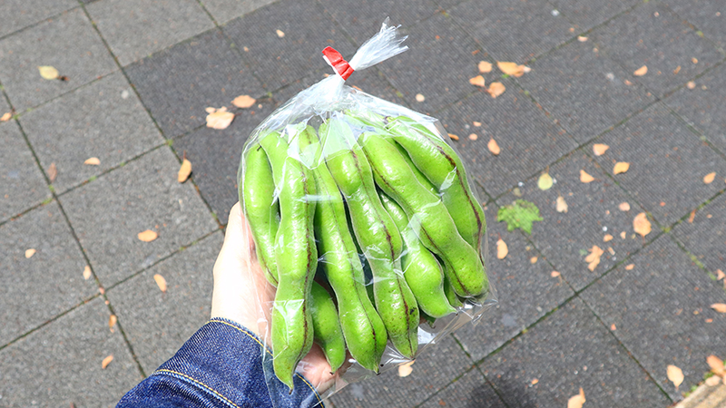 そら豆は鞘の状態で袋に入れて提供しています。