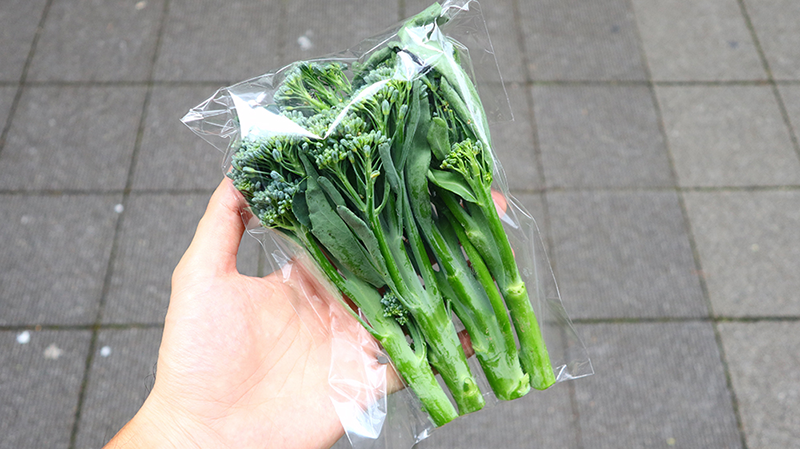 茎の部分から切って、数本を袋に入れて提供しています。