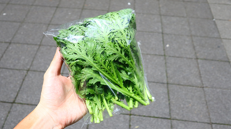 葉の部分を多く収穫し袋に入れて提供しています。