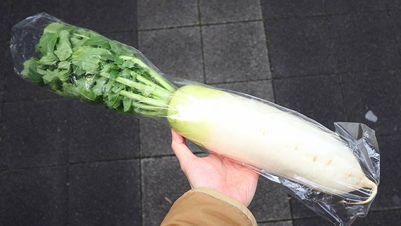 大根の袋詰めは、葉が綺麗であれば葉付き大根で販売します。そうでない場合は、葉を切った状態で販売しています。