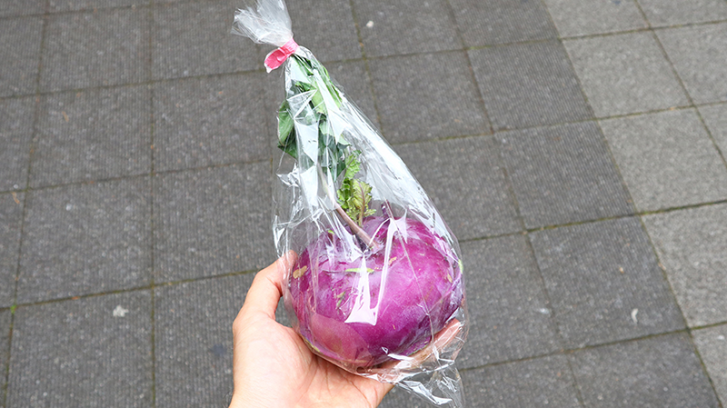 根を切り、膨らんだ茎の部分を袋に入れて提供しています。