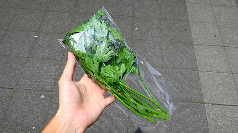 イタリアンパセリは茎の部分の付け根から切って、葉付きで袋に入れて提供しています。