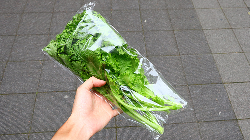 茎の部分を切って袋に入れます。やや細長い袋に入れて提供しています。