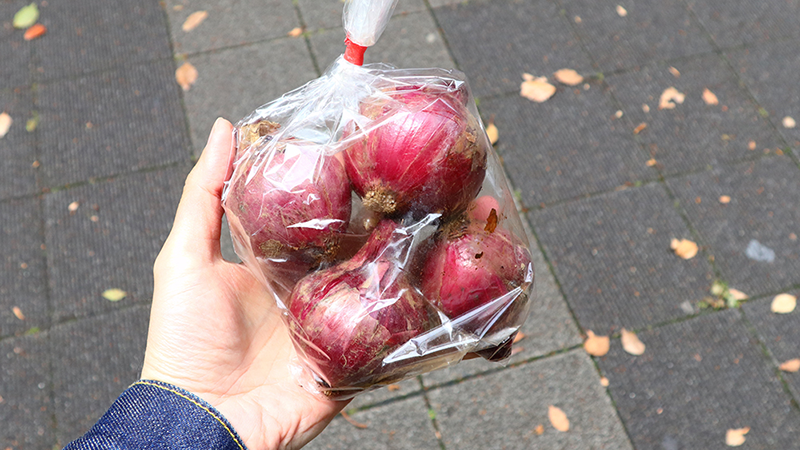 重さで袋に入れているので、多少サイズが異なる玉ねぎが入っています。