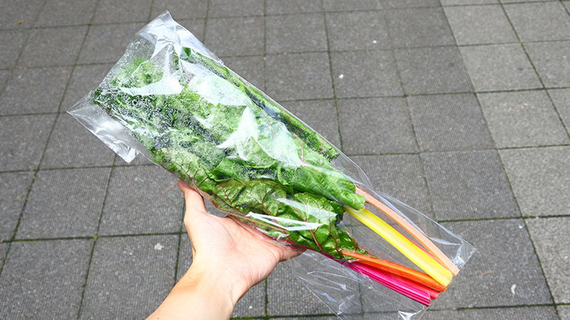 茎と葉を袋に入れるため、20~30cmほどの長さで提供しています。