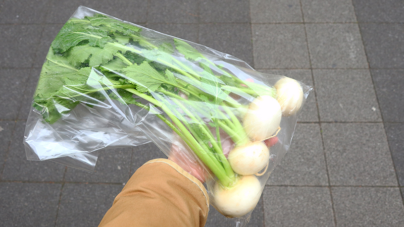 カブは、葉が綺麗なら葉付きで販売します。そうでなければ、葉を切って販売しています。