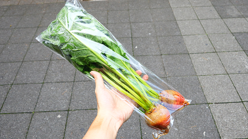 葉の状態により、葉付きで販売することがあります。葉の部分を切って胚軸のみの販売もあります。