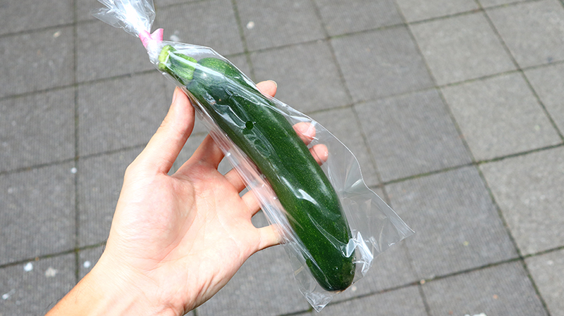 サイズによりますが、小サイズでは袋に入れます。大サイズでは袋に入れない場合もあります。
