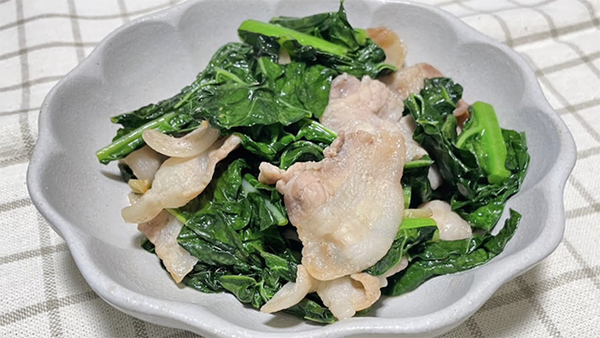 カーボログランリーフを切って、豚肉と炒めるという簡単な料理です。