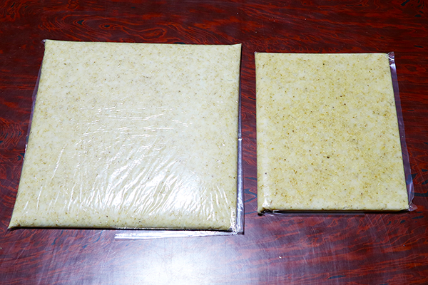 ポリ袋に入れて平たい状態で大サイズと小サイズを販売しています。