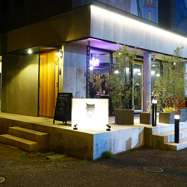 コンクリートと大きな窓の外観が印象的なお店です。