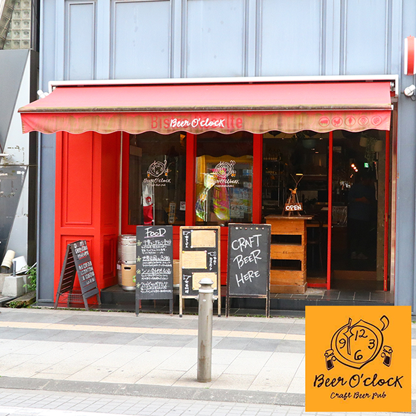 お店の入り口は赤が特徴的です。